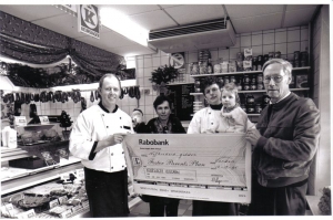 F5902 Keurslager Vlogman, uitreiking cheque, 1995